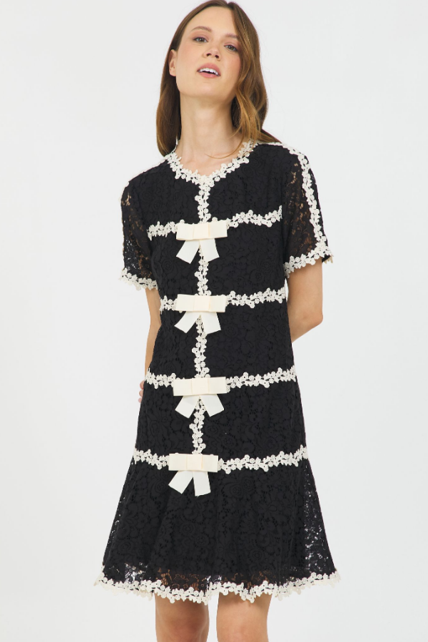 S/S LACE DRESS W/CONTRAST COLOR BOW TRIM BLACK