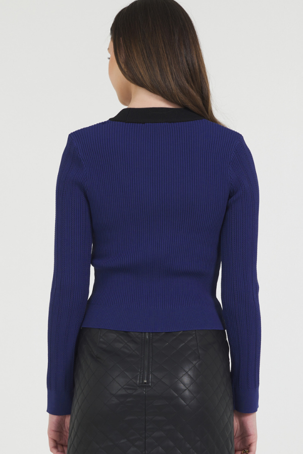 FITTED CARDIGAN WITH GOLD SNAP CLOSURE AND CONTRAST COLOR PLACKET