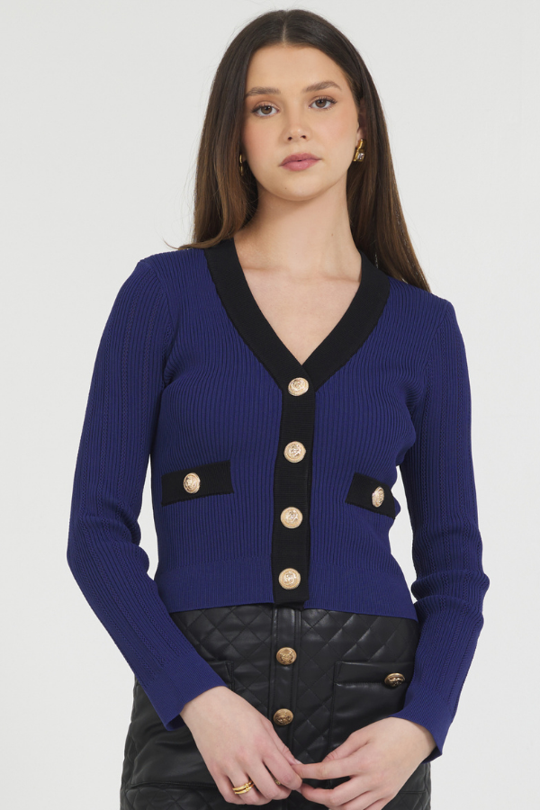 FITTED CARDIGAN WITH GOLD SNAP CLOSURE AND CONTRAST COLOR PLACKET